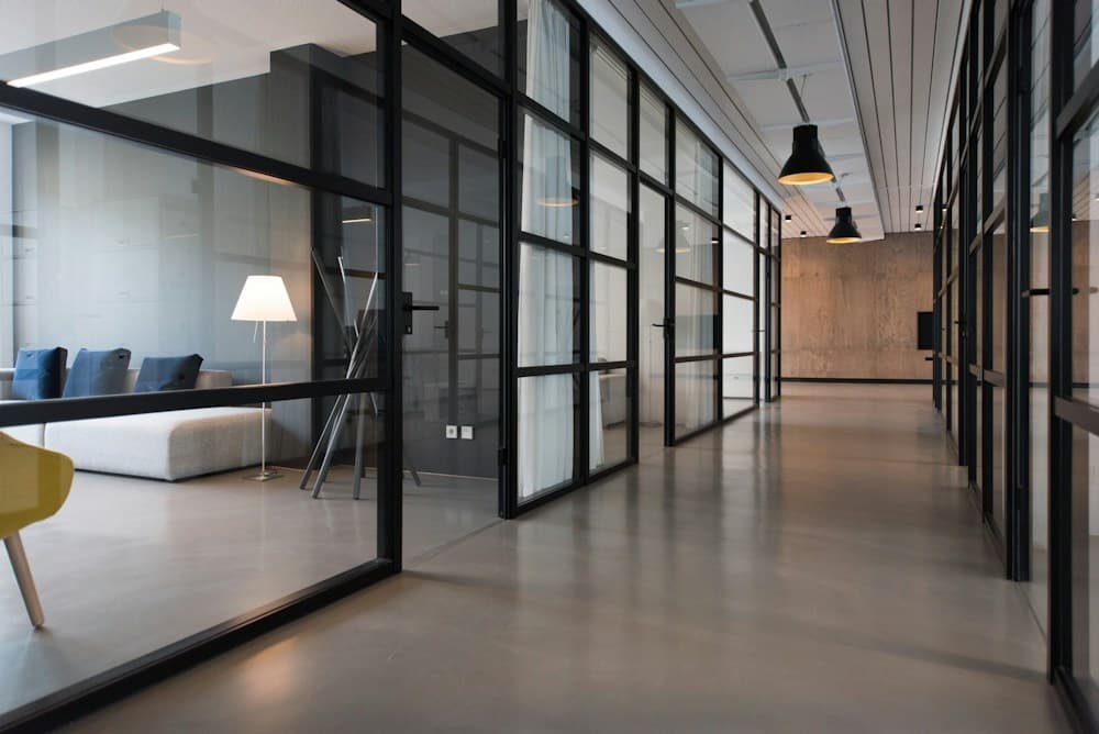 Espace de travail lumineux, mobilier contemporain et plantes